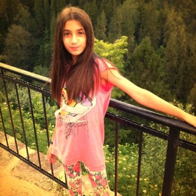 Yaşım 13 Galatasaraylıyım müzik dinlemeyi severim hadise hayranıyım tekirdağda yaşıyorum menleket rize :D bu kadar yeter
