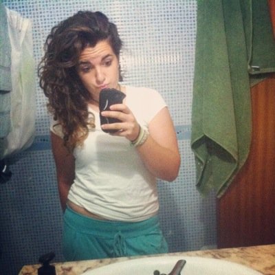 'y mientras la abrazaba pensó: esto va a terminal mal. Pero no por eso la soltó, ni dejó de abrazarla.'