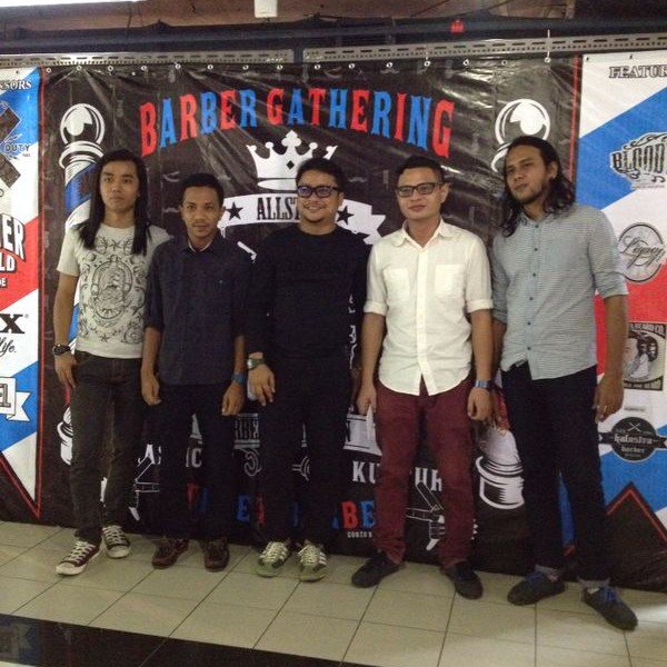 RADIOISLAND's profile picture. Band yang memainkan muzik indie rock dan menyuntik sedikit elemen kemelayuan dalam muzik kami..

#For any booking please call isla 0129508336