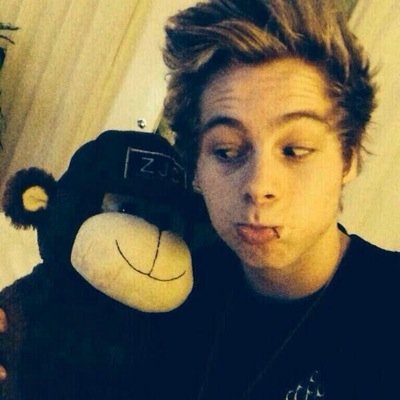 hi ur cute and @luke5sos loves you