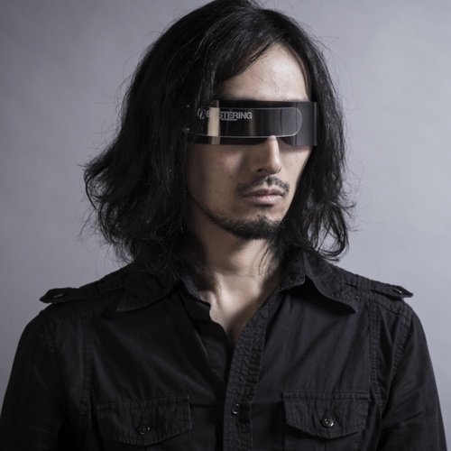 ジェッジジョンソンのメンバーとして活動中のアーティスト・作詩曲家・ディレクター・たまにエンジニア。protoolsをwindowsで動かし、そしてCPUはAMDを使う、つまりひねくれモノ。パソコン大好きネコ大好き。