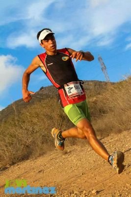 Amante y practicador del deporte llamado vela. Tambien corredor de careras por montaña y, como puedes observar, aficionado al deporte.