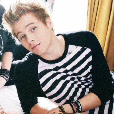 free follow from @ilymylukey☺️
Follow me on there, i'll be checking and unfollowing laterrr:) tysm