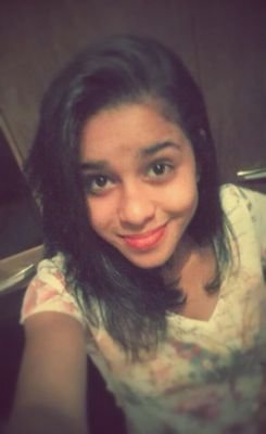 Ela é de fase, toda bipolar. Cheia de marra, durona por fora e coração mole por dentro. Toda inocente, toda estressada e toda apaixonada.