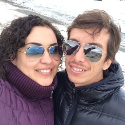 Mujer, macanuda y buena onda... inteligente y hablo de corrido. A todos mis encantos, súmenle que me gusta el fútbol ;)