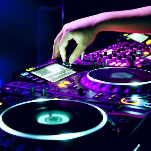Carlos Switt é um dj que tem se destacado entre os mais novos  de Brasilia ,que faz remixes de djs como Avicii ,Dvbbs e Hardwell e Progressive .