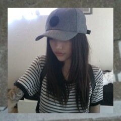 sei bella ma io lo sono di più, ma non preoccuparti, ti amo comunque. —M.