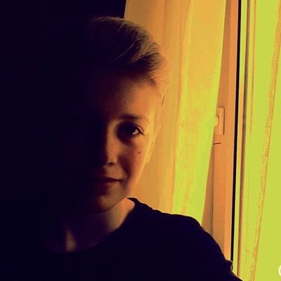 Das hier ist meine Twitter seite. Abonniert mich, oder lasst es sein!