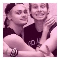 please rt and reply to the tweet asking michael to follow,itd mean alot to me!