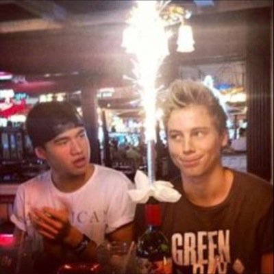 fangirl with 5/4 trying to help everyone get 1/4 :) 14, USA, 1D, youtube, bitchyness, sarcasm, and a whole lot of dm's to 5SOS.