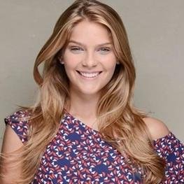 Ela é de fase, toda bipolar. Cheia de marra, durona por fora e coração mole por dentro. Toda inocente, toda estressada e toda apaixonada.