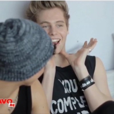 free follow from @rebecca5sauce and ask for followback :-) i love you xx