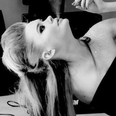 Allez suivre Lizzie sur son compte officiel : @LizzieFelton - C'est une artiste extraordinaire : chanteuse, écrivain et modèle. Compte Fan.