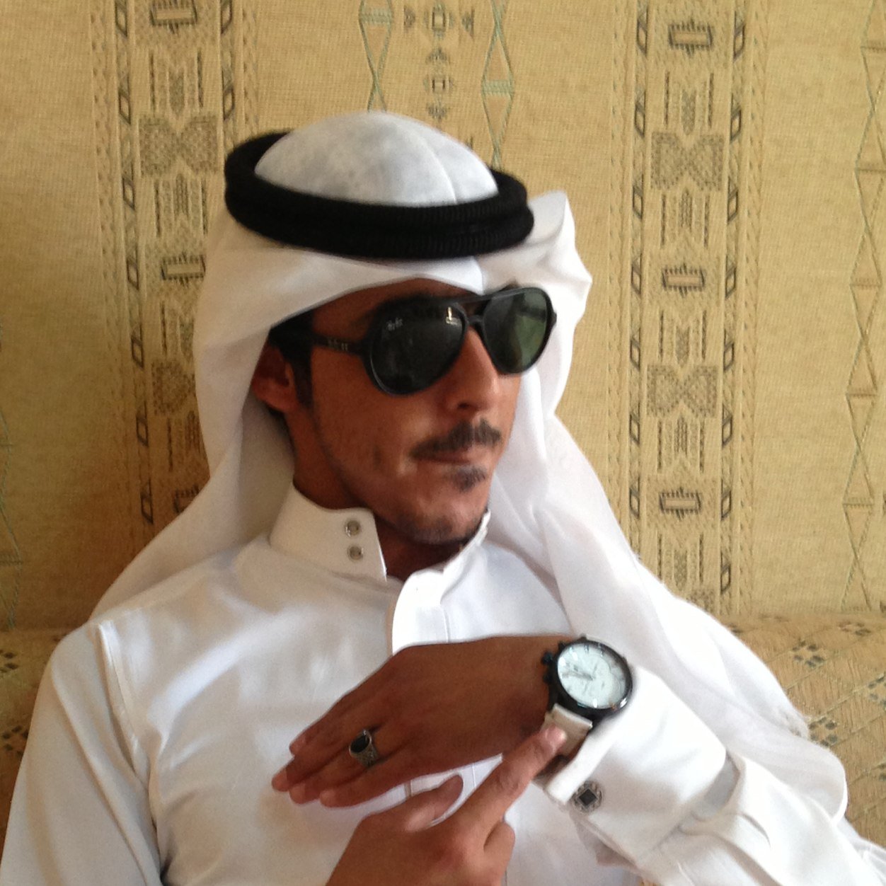 طالب بجامعة القصيم اتابع من يتابعني واللي براسه شي الخاص مفتوح امزح امزح