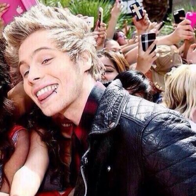 toquehemmings's profile picture. free follow from @crooksandcalum :) it'd be really cool if you followed her! Thanks in advance. stay rad ✨