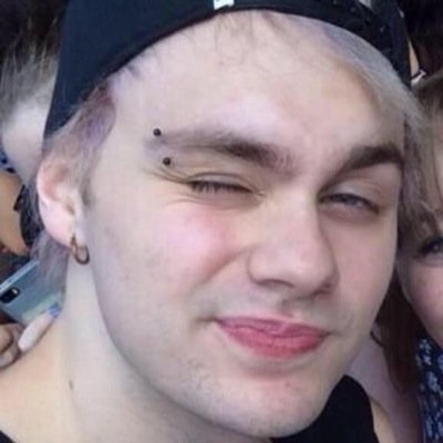hi! ✖️ @94stylescurls ✖️ gave you a free follow, so please follow her back! thanks and Ily!