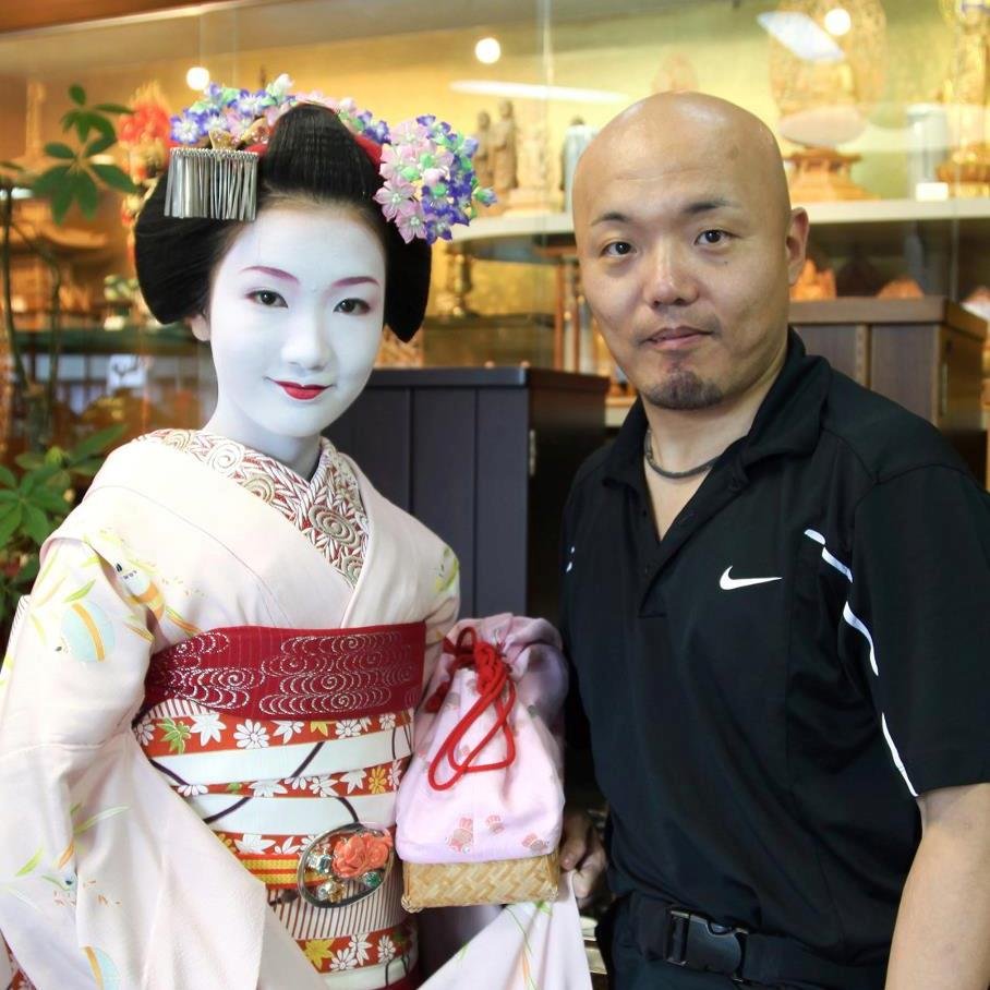 Rockとカメラが趣味です。 息子が小～中～高の野球部時代は部の写真係してました。今は知合いのライブや家族、たまに仕事で物撮りしたりしてます。 バンドではドラムやってました。 2012年5月4日には20数年振りにライブでドラム叩きました。しかもVINYLのメンバーとして！ やっぱり音楽はエエな！