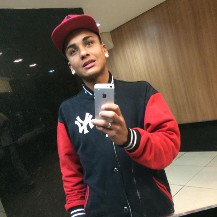 Nunca viva para que as pessoas percebam vc.viva pra q elas sintao sua falta.