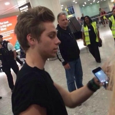 follow @emoafluke bc she gave u a free follow