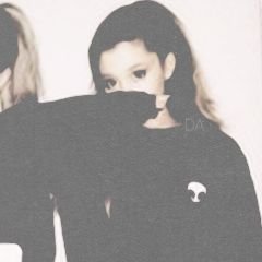 ArianaGrandeWD's profile picture. hey hi.
