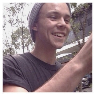rt your goals with ashton! to send request tweet using #irwingoals or dm me your photo! @125cth