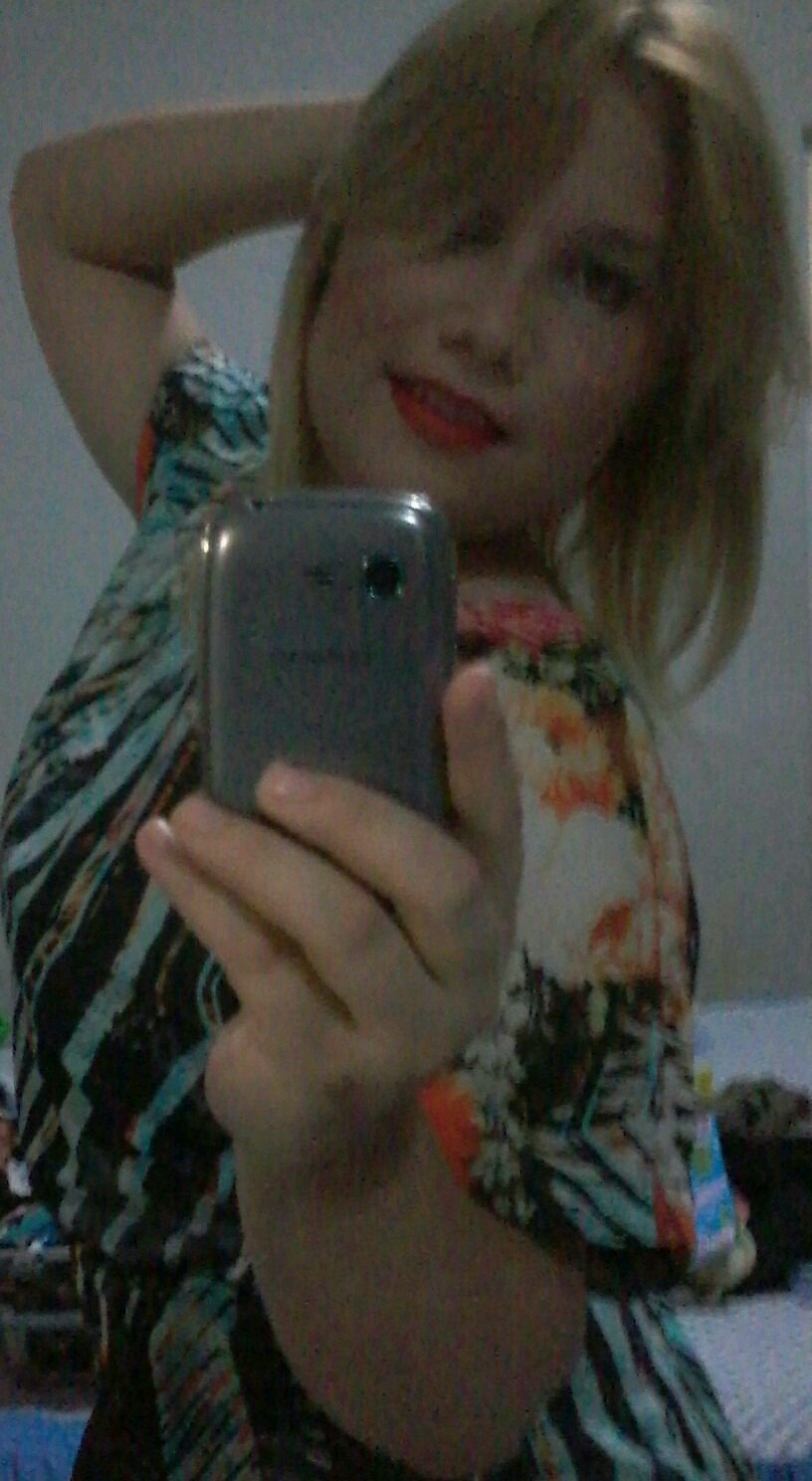 A menina dos olhos castanhos, dos cabelos Loiros ♪~ nem melhor nem pior
apenas diferente e única ~


♡
Me αmo hj
mil vezes mαis do q me amei ontem ;)