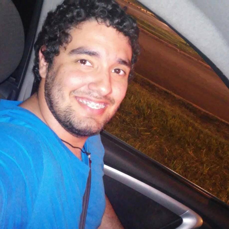Descobrimos várias maneiras de chamar atenção. Chamando pelo nome, batendo com um martelo na parede. Fascinado por audiovisual e um laço de amor com a música,