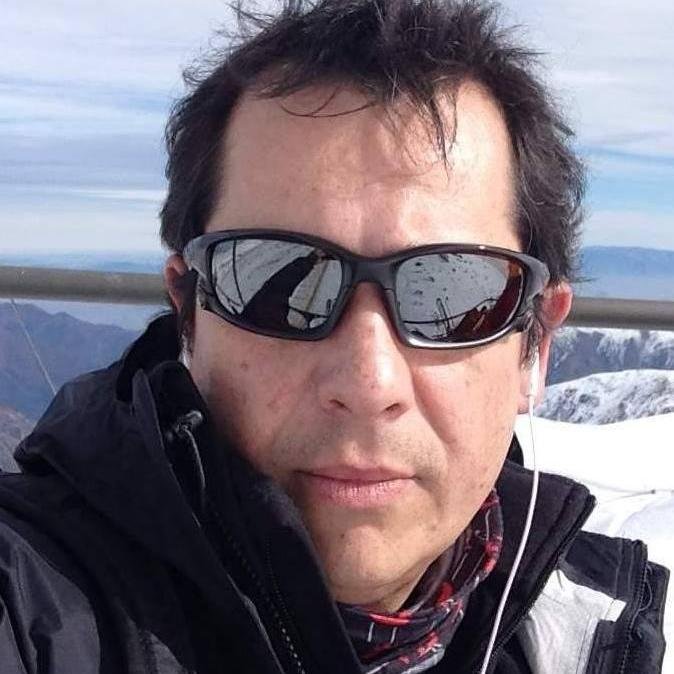 Papá. Budista. Donante. Ingeniero Comercial. Emprendedor. Fundador y Director de Mundomovil.