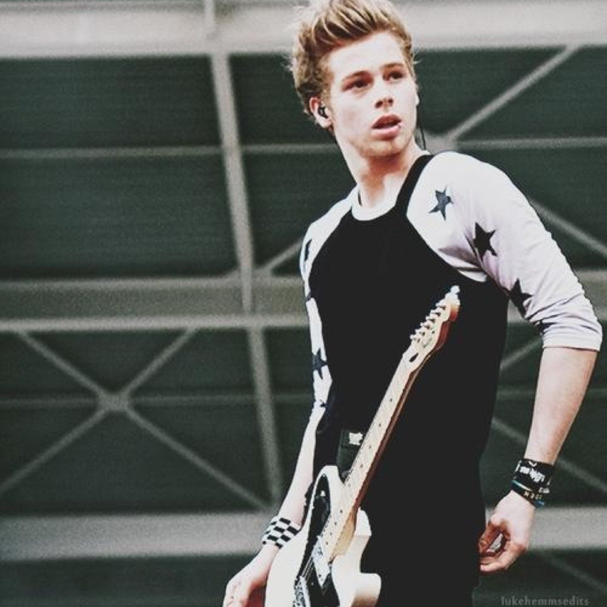 Nothing but your normal boy in a band •Rp,Fl•