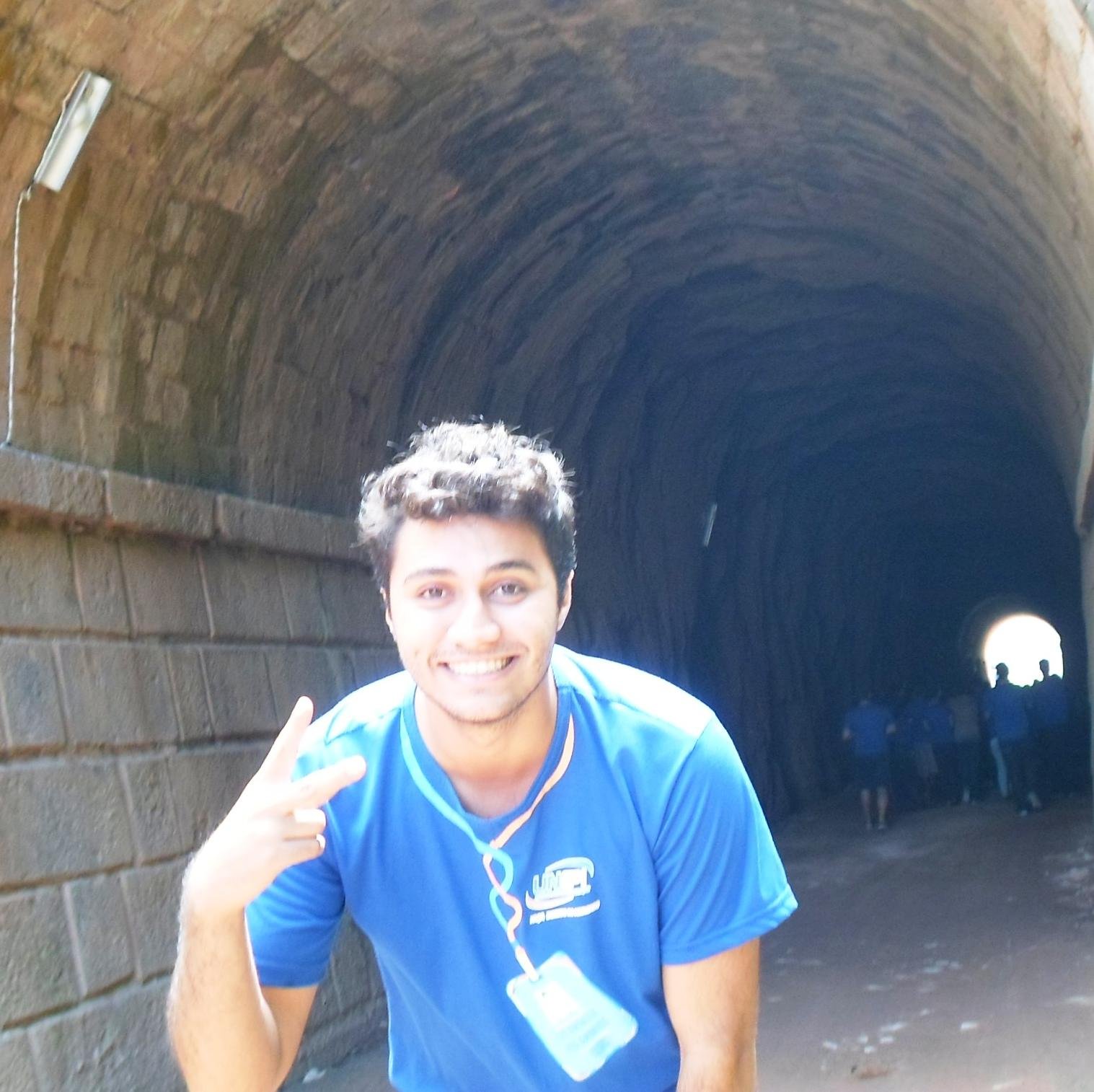 Estudante de Jornalismo e Guia de Turismo. Ama leitura e costuma passar o tempo gravando episódios engraçados de sua vida.
http://t.co/izdHiD2HKK