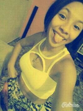 Amo quem me abraça quando me vê quieta demais ❤