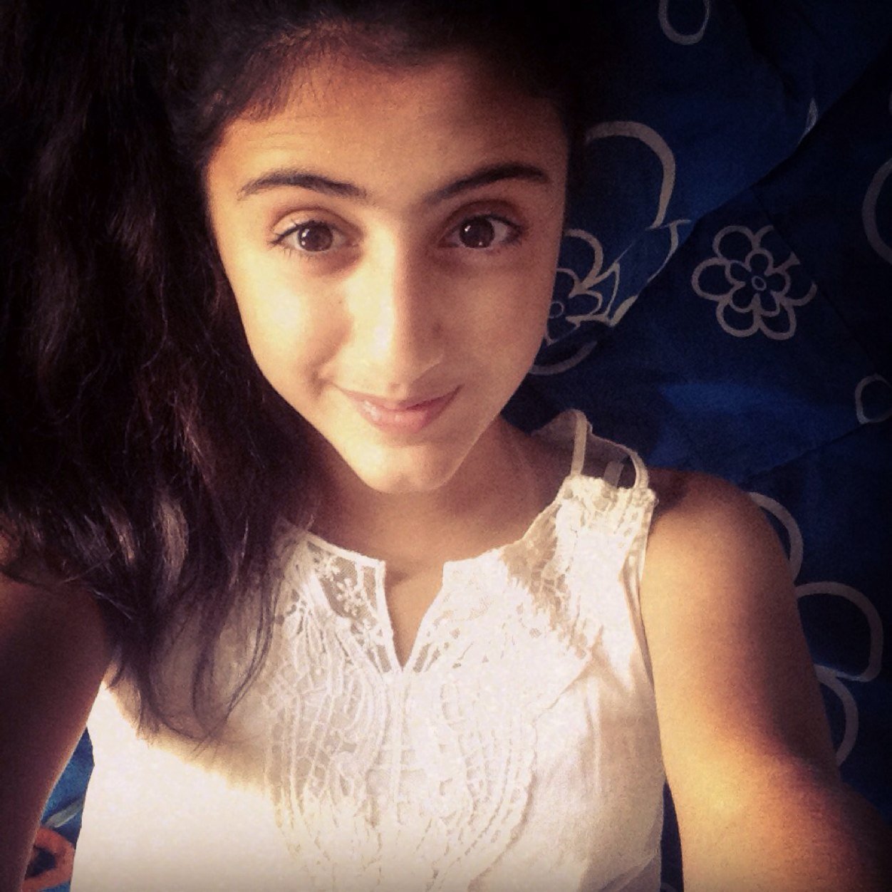 LarissaAzar's profile picture. I don't know man i'm just obsessed with bands and chocolate