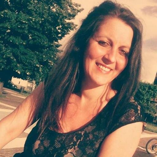 Je m'appelle Nadia, 41 ans, divorcée, assistante et le plus important maman de 2 magnifiques enfants