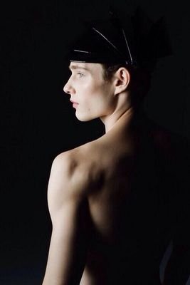 ผมรู้ดีว่าควรทำตัวยังไงกับใคร ไม่ต้องสอนหรอกครับ † #ไซม่อน