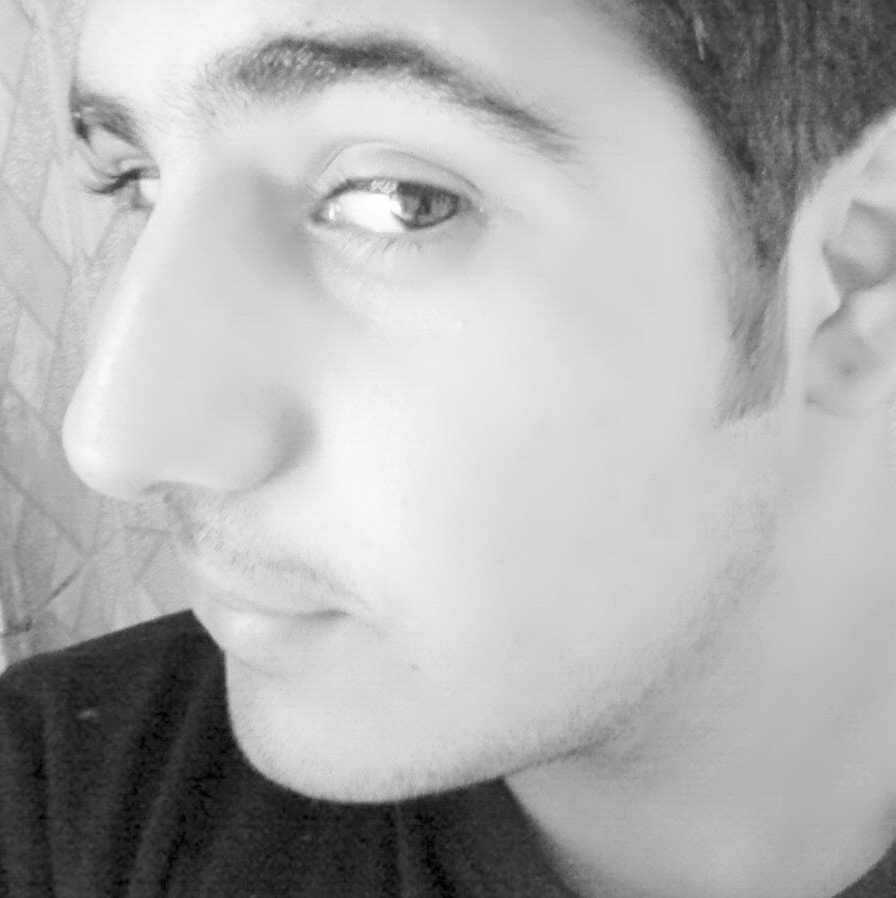 Maa_Ki_Aankh's profile picture. badiya aadmi