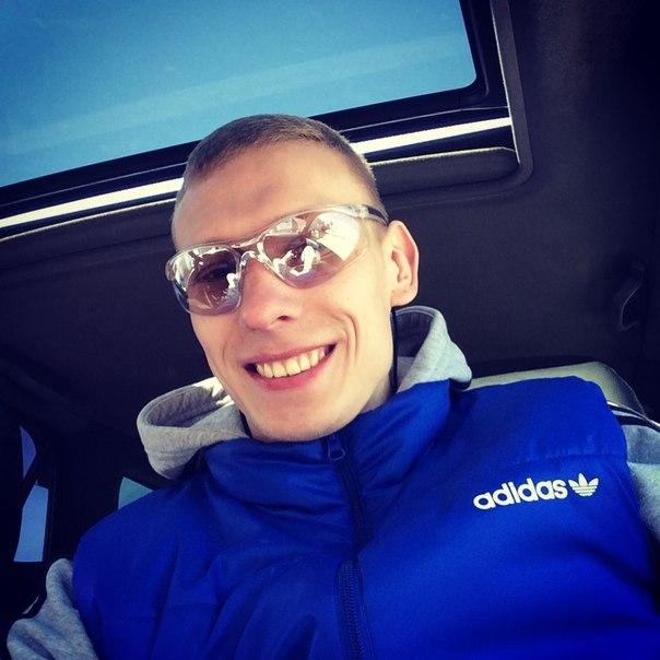 elliottttt5's profile picture. комары стали хитрее, подлетают, садятся на кровать, а дальше идут пешком, чтоб не слышно было. сволочи.