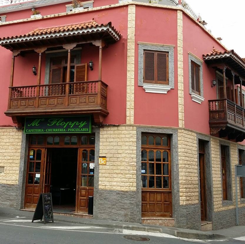 Cafeteria Churreria McFloppy. Teror. Buen ambiente. Cerca de las oficinas municipales y de la zona centro del pueblo