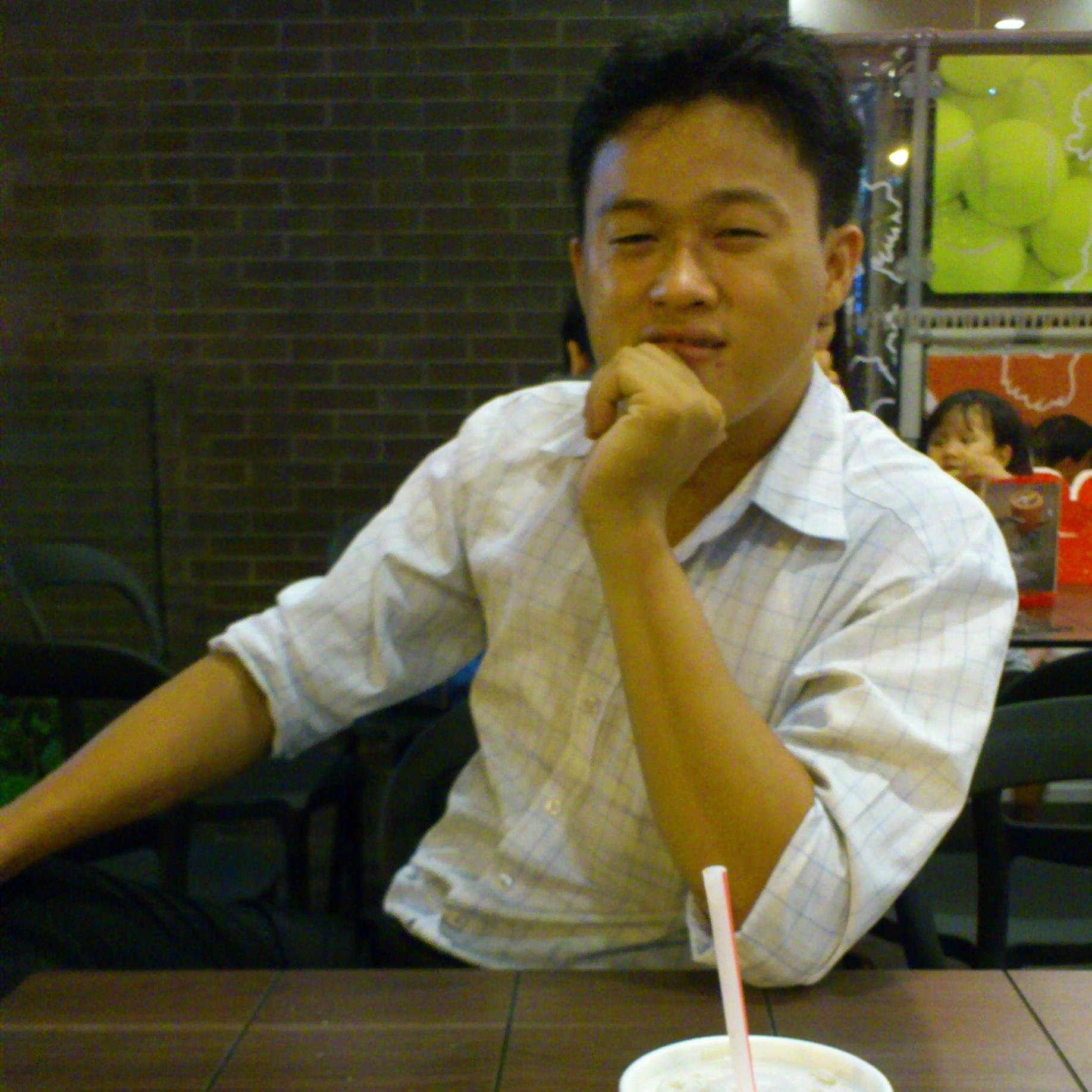 dinhlong05's profile picture. 