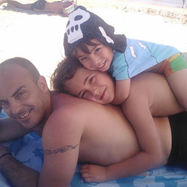 En esta foto estoy con mis dos mejores amigos mi hermano pequeño y mi padre
