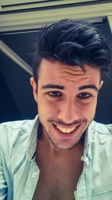 En ce moment, je parierais que tu t'imagines déjà que tu suces ma bite au rythme des coups de fouets de mes couilles sur ta gueule.
