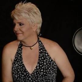 tinteroperpetuo's profile picture. Mis letras son como cabras locas en un corral. No intento domesticarlas. Solo las apaciguo un poco para que cuando las comparta no se vean muy despeinadas.