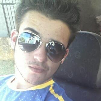 18 anos, instagram: @rodrigoneuhaus, snap: rodrigooneuhaus. Duas coisas que não esqueço na vida, quem me deu a mão quando precisei, e quem soltou ela também ((: