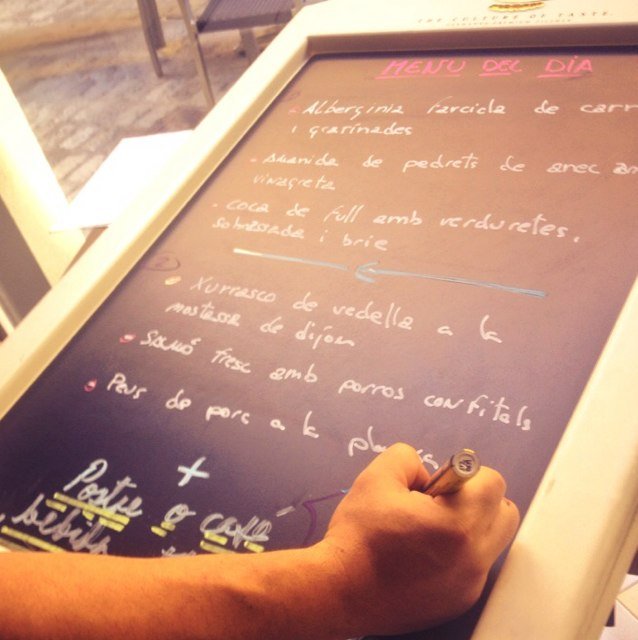 ESPAI BISTRONÒMIC. Menú diari (cuina de mercat i temporada), menú per grups, tapes amb tocs d'autor...vine i gaudeix! Hortes, 7 - GIRONA Tel. 972 485 32