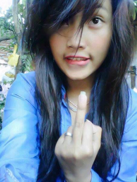 bunga mawar indah tapi berduri dan membuat mu terluka apa masih mau kamu genggam ? Jika tidak lepaskan jika iya pertahankan -_-