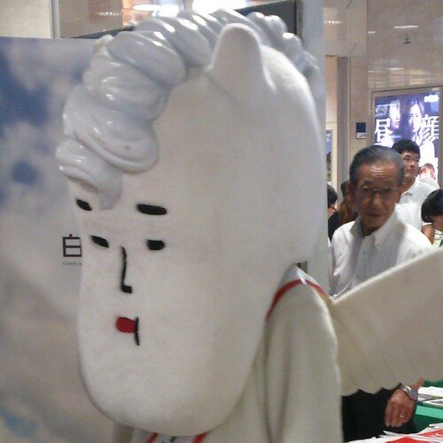 どっかの青い人の紳士垢(仮)。常識の程度個人情報に関わるトゲのあるTweetの他、基本文法しか合ってないクソ英文Tweetあり