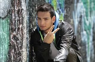 Cantante compositor y productor paisa orgullosamente el poeta loco callejero enamorado de la vida y de mi hijo