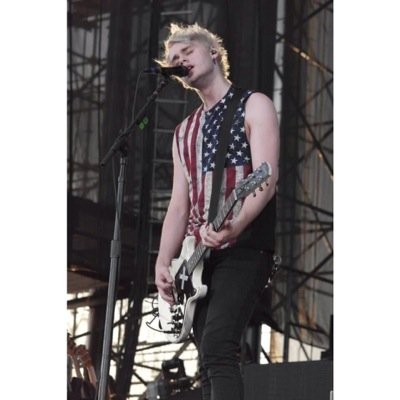 follow @ironmanxmichael bc she gave u this free follow