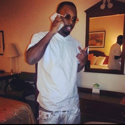 Always lookin mad niggas askin how im feelin I say str8 even tho a nigga hate da way he livin..