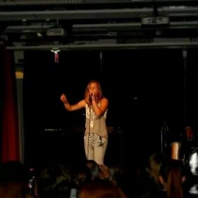 Singing.. fan of Miley Cyrus!♥
