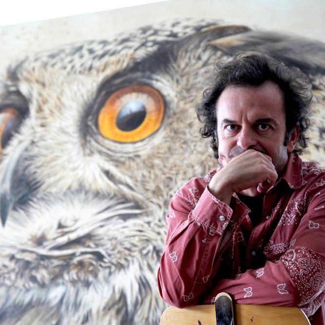 PIntor animalista. El detalle del dibujo a bolígrafo sutilmente terminado al óleo....
